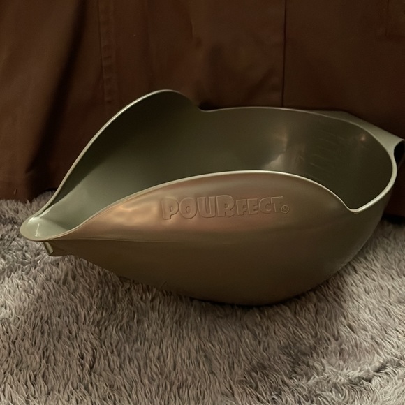 New POURfect Set of 2 Spill Poof Bowls w/Measurements inside of bowl - Picture 3 of 10